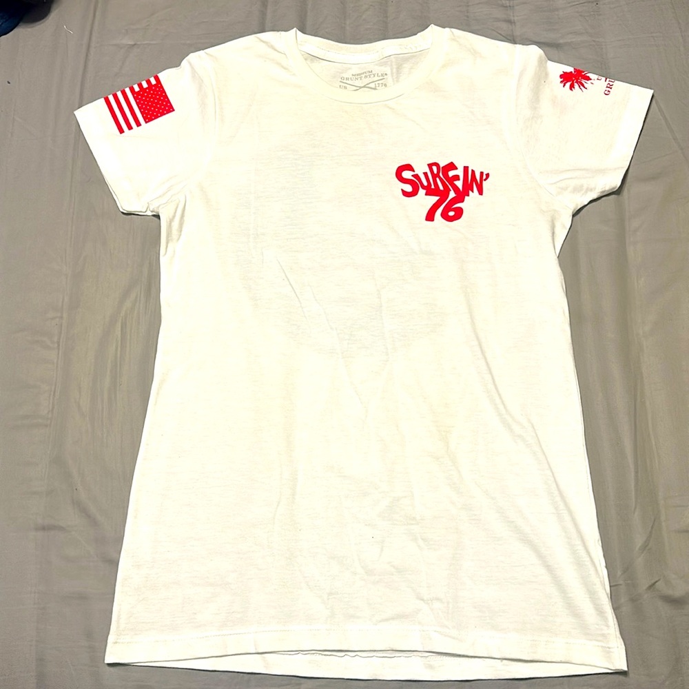 Club Grunt Style Exclusive. Women’s medium fit. White, graphics red, blue, green